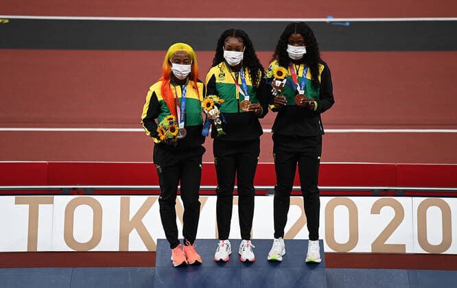 (210801) -- TOKYO, Aug. 1, 2021 -- Gold medalist Elaine Thompson-Herah (C), silver medalist Shelly-Ann Fraser-Pryce (L) and bronze medalist Shericka Jackson of Jamaica react during the awarding ceremony of the Women s 100m at the Tokyo 2020 Olympic Games, Olympische Spiele, Olympia, OS in Tokyo, Japan, Aug. 1, 2021. ) (TOKYO2020)JAPAN-TOKYO-OLY-ATHLETICS-WOMEN S 100M-AWARDING CEREMONY LixYibo 