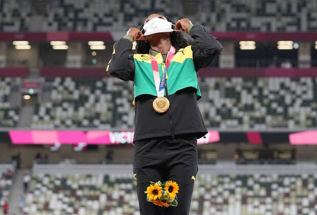 (210801) -- TOKYO, Aug. 1, 2021 -- Gold medalist Elaine Thompson-Herah reacts during the awarding ceremony of the Women s 100m at the Tokyo 2020 Olympic Games, Olympische Spiele, Olympia, OS in Tokyo, Japan, Aug. 1, 2021. ) (TOKYO2020)JAPAN-TOKYO-OLY-ATHLETICS-WOMEN S 100M-AWARDING CEREMONY JuxHuanzong 