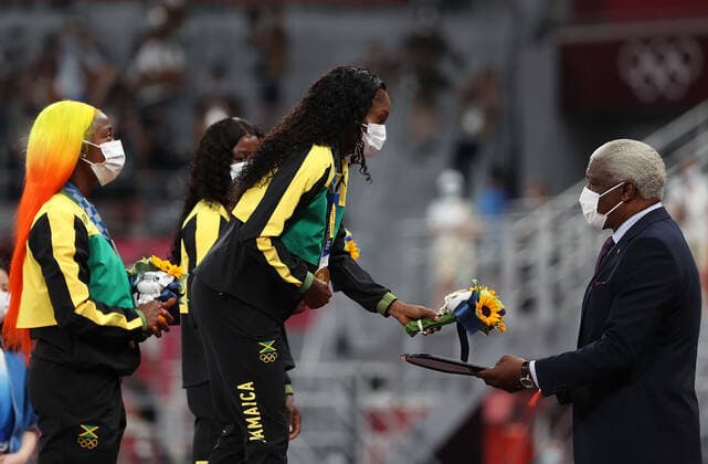 (210801) -- TOKYO, Aug. 1, 2021 -- Gold medalist Elaine Thompson-Herah (C) of Jamaica react during the awarding ceremony of the Women s 100m at the Tokyo 2020 Olympic Games, Olympische Spiele, Olympia, OS in Tokyo, Japan, Aug. 1, 2021. ) (TOKYO2020)JAPAN-TOKYO-OLY-ATHLETICS-WOMEN S 100M-AWARDING CEREMONY LixMing 
