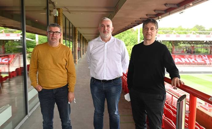 Fussball, Herren, Saison 2020 2021, 1. Bundesliga, 1. FC Union Berlin, am Sonntagvormittag versammelte sich die Mannschaft für ein Frühstück letztmals im Stadion An der Alten Försterei, v. l. Trainer Urs Fischer (1. FC Union), Präsident Dirk Zingler (1. FC Union), Profifußball-Geschäftsführer Oliver Ruhnert (1. FC Union Berlin), 23.05. 2021, Copyright: xMatthiasxKochx