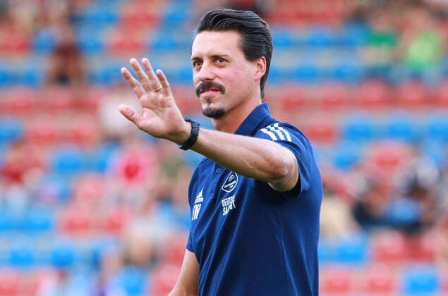 Trainer Sandro Wagner (Unterhaching) bedankt sich bei den Fans Fussball, Regionalliga Bayern, SpVgg Unterhaching vs. FC Augsburg II am 30.07.2021 FOTO: Mladen Lackovic LakoPress