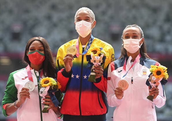 (210802) -- TOKYO, Aug. 2, 2021 -- Ana Peleteiro (R) of Spain, Yulimar Rojas (C) of Venezuela and Patricia Mamona of Portugal react during the awarding ceremony of the Women s Shot Put at the Tokyo 2020 Olympic Games, Olympische Spiele, Olympia, OS in Tokyo, Japan, Aug. 2, 2021. ) (TOKYO2020)JAPAN-TOKYO-OLY-ATHLETICS-WOMEN S TRIPLE JUMP-AWARDING CEREMONY JiaxYuchen 