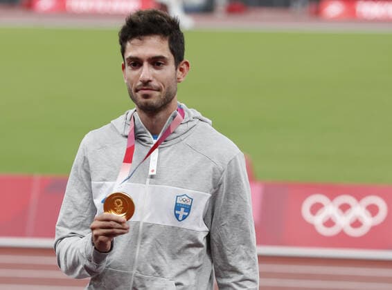 Gold medalist Miltiadis Tentoglou of Greece stands on the podium at the awards ceremony for the Men s Long Jump at Olympic Stadium during the 2020 Summer Olympics in Tokyo, Japan on Sunday, August 2, 2021.  OLY20210802459 TASOSxKATOPODIS
