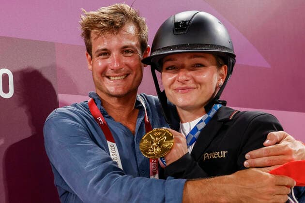 Bilder des Jahres 2021, Sport 08. August Sport Themen der Woche KW31 Sport Bilder des Tages TOKYO - Olympische Spiele Olympic Games, Olympische Spiele, Olympia, OS 2021, TOKYO - Olympische Spiele Olympic Games 2021 KRAJEWSKI Julia (GER), ROMAN Pietro (ITA Partner) Nach der Medaillenvergabe Vielseitigkeit Eventing Tokio, Equestrian Park 02. August 2021 - *** TOKYO Olympic Games Olympic Games 2021, TOKYO Olympic Games Olympic Games 2021 KRAJEWSKI Julia GER , ROMAN Pietro ITA Partner After Medal Eventing Tokyo, Equestrian Park 02 August 2021