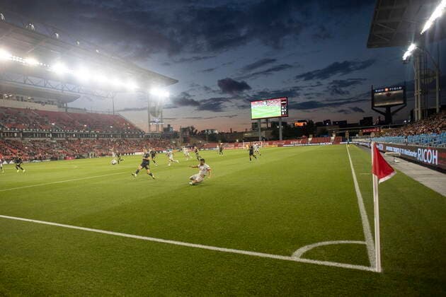 August 1, 2021, Toronto, on, Canada: Toronto FC s Jonathan Osorio crosses the ball into the box as fans watch under the lights of BMO Field during second half MLS, Fussball Herren, USA action against, Nashville SC in Toronto on Sunday, August 1, 2021. Canada News - August 1, 2021  - ZUMAc35_ 20210801_zaf_c35_176 Copyright: xChrisxYoungx