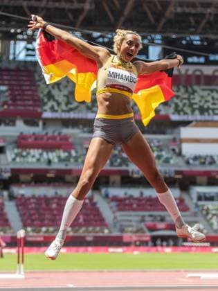 Sport Themen der Woche KW31 Tokio 2020 im Jahr 2021, Rückblick: Olympische Highlights Sport Bilder des Tages Olympic Games, Olympische Spiele, Olympia, OS 03.08.2021 Malaika Mihambo of Germany at the flag ceremony after winning gold in the womenÕs long jump at the Olympic Games in Tokyo, on Tuesday, August 03, 2021 Copyright: xBEAUTIFULxSPORTS OlafxRellischx