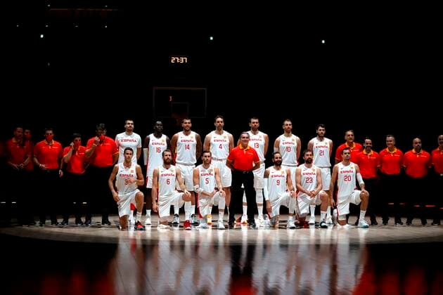 Spain s players and coaching staff pose prior to a match against USA for the men s basketball quarterfinals amid the 2020 Olympic Games, Olympische Spiele, Olympia, OS at the Super Arena in Saitama, Japan, 03 August 2021. 2020 Olympic Games - Basketball: Spain vs USA !ACHTUNG: NUR REDAKTIONELLE NUTZUNG!  Copyright: xEnricxFontcubertax EVE6811 20210803-8791c78fcc9eafd0d7045e8135a756a02657e29d