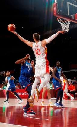 Spain s Victor Claver (up) in action against USA s Kevin Durant (L) during a match for the men s basketball quarterfinals amid the 2020 Olympic Games, Olympische Spiele, Olympia, OS at the Super Arena in Saitama, Japan, 03 August 2021. 2020 Olympic Games - Basketball: Spain vs USA !ACHTUNG: NUR REDAKTIONELLE NUTZUNG!  Copyright: xEnricxFontcubertax EVE6869 20210803-a0e55c45c48be402702404799374b58dcb7f09d5