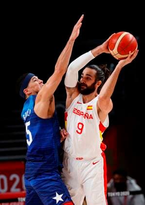 Spain s Ricky Rubio (R) in action against USA s Devin Booker during a match for the men s basketball quarterfinals amid the 2020 Olympic Games, Olympische Spiele, Olympia, OS at the Super Arena in Saitama, Japan, 03 August 2021. 2020 Olympic Games - Basketball: Spain vs USA !ACHTUNG: NUR REDAKTIONELLE NUTZUNG!  Copyright: xEnricxFontcubertax EVE6912 20210803-6a3f211a8fc6c779d790928b4f8595eb6652171c