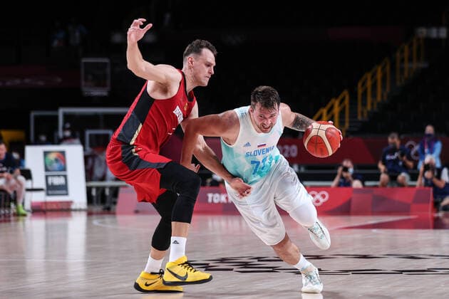 Sport Bilder des Tages (210803) -- SAITAMA, Aug. 3, 2021 -- Luka Doncic (R) of Slovenia competes during the men s basketball quarterfinal match between Slovenia and Germany at Tokyo 2020 Olympic Games, Olympische Spiele, Olympia, OS in Saitama, Japan, Aug. 3, 2021. ) (TOKYO2020)JAPAN-SAITAMA-OLY-BASKETBALL-MEN S QUARTERFINAL-SLO VS GER PanxYulong 