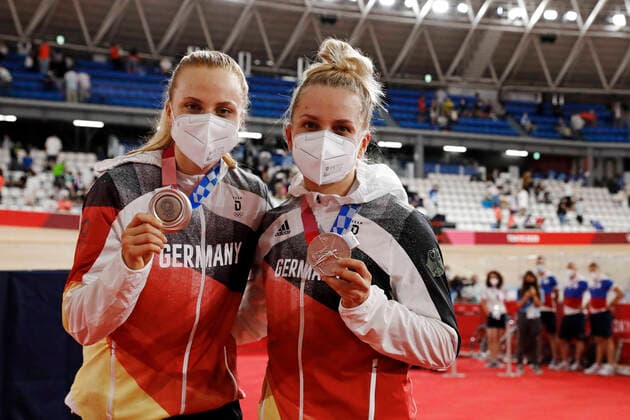 Bilder des Jahres 2021, Sport 08. August 151 Lea Sophie FRIEDRICH (GER) ,153 Emma HINZE(GER), medal ceremony Cycling Bahnrad Track Women s Team Sprint Finals at Izu Velodrome Shizuoka 2.08.2021 Olympische Sommerspiele 2020, vom 23.07. - 08.08.2021 in Tokio Japan. Â *** 151 Lea Sophie FRIEDRICH GER ,153 Emma HINZE GER , medal ceremony Cycling Track Bike Track Women s Team Sprint Finals at Izu Velodrome Shizuoka 2 08 2021 Summer Olympics 2020, from 23 07 08 2021 in Tokyo Japan Â