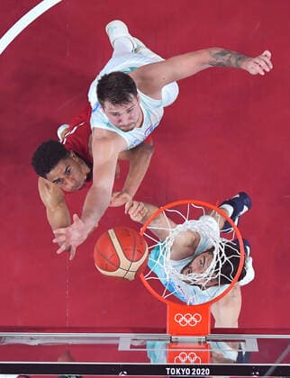 (210803) -- SAITAMA, Aug. 3, 2021 -- Luka Docic (top) of Slovenia competes during the men s basketball quarterfinal match between Slovenia and Germany at Tokyo 2020 Olympic Games, Olympische Spiele, Olympia, OS in Saitama, Japan, Aug. 3, 2021. ) (TOKYO2020)JAPAN-SAITAMA-OLY-BASKETBALL-MEN S QUARTERFINAL-SLO VS GER MengxYongmin 