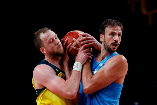 Argentinian Marcos Delia (R) fights for the ball against Australian Joe Ingles (L) during their Basketball quartefinal game between Argentina and Australia during the Tokyo 2020 Olympics Games played at Super Arena stadium of Saitama, Japan on 03 August 2021. Australia vs Argentina !ACHTUNG: NUR REDAKTIONELLE NUTZUNG!  Copyright: xEnricxFontcubertax EVE7277 20210803-aac19eeb7eb5c98c51782308126e0a8f188a932b