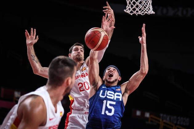 (210803) -- SAITAMA, Aug. 3, 2021 -- Devin Booker (R) of the United States competes with Alberto Abalde (C) of Spain during the men s basketball quarterfinal match between Spain and the United States at Tokyo 2020 Olympic Games, Olympische Spiele, Olympia, OS in Saitama, Japan, Aug. 3, 2021. ) (TOKYO2020)JAPAN-SAITAMA-OLY-BASKETBALL-MEN S QUARTERFINAL-ESP VS USA PanxYulong 