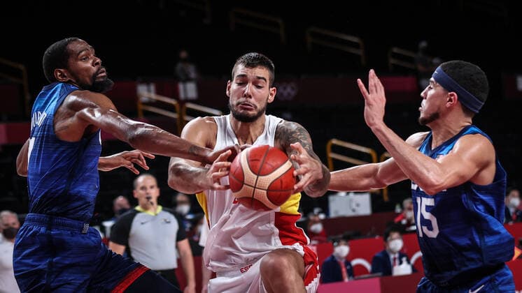 (210803) -- SAITAMA, Aug. 3, 2021 -- Willy Hernangomez (C) of Spain competes during the men s basketball quarterfinal match between Spain and the United States at Tokyo 2020 Olympic Games, Olympische Spiele, Olympia, OS in Saitama, Japan, Aug. 3, 2021. ) (TOKYO2020)JAPAN-SAITAMA-OLY-BASKETBALL-MEN S QUARTERFINAL-ESP VS USA PanxYulong 