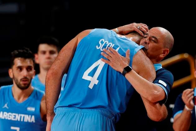 Argentinian pivot Luis Scola (L) embraces his coach Sergio Hernandez (R) after the defeat of the team and their last game after the Basketball quartefinal game between Argentina and Australia during the Tokyo 2020 Olympics Games played at Super Arena stadium of Saitama, Japan on 03 August 2021. Australia vs Argentina !ACHTUNG: NUR REDAKTIONELLE NUTZUNG!  Copyright: xEnricxFontcubertax EVE7329 20210803-70826da8e29f9e0e82141cf4f93c7ccfded73bb0