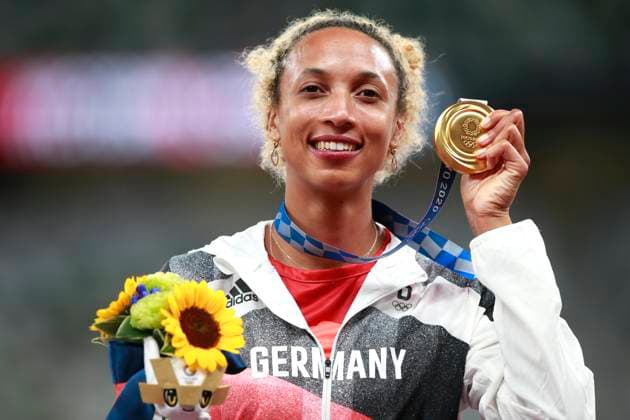 Bilder des Jahres 2021, Sport 08. August Tokio 2020 im Jahr 2021, Rückblick: Olympische Highlights Sport Bilder des Tages MIHAMBO Malaika Team GER Olympiasiegerin Siegerehrung Finale Weitsprung der Frauen TOKYO Olympic Games, Olympische Spiele, Olympia, OS 2020 Sommerspiele in Tokyo am 03.August 2021 Nationalstadion Tokyo *** MIHAMBO Malaika Team GER Olympic Champion Award Ceremony Womens Long Jump Final TOKYO Olympic games 2020 Summer Games in Tokyo on 03 August 2021 National Stadium Tokyo