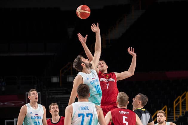 Johannes VOIGTMANN (GER, Mi., r.) gegen Mike TOBEY (SLO), Aktion, Spielszene; Basketball Solwenien (SLO) - Deutschland (GER) 94:70, am 03.08.2021; Olympische Sommerspiele 2020, vom 23.07. - 08.08.2021 in Tokio Japan.