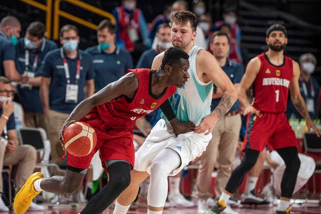 Gut, wenn man sich an den Weichteilen des Gegners abstuetzen (abstützen) kann; Isaac BONGA (GER, vorne l.) gegen Luca DONCIC (SLO); Aktion, Spielszene; Basketball Solwenien (SLO) - Deutschland (GER) 94:70, am 03.08.2021; Olympische Sommerspiele 2020, vom 23.07. - 08.08.2021 in Tokio Japan.