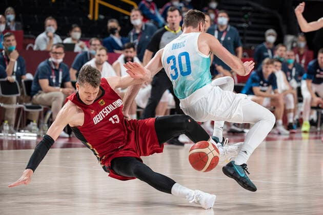 Zoran DRAGIC (SLO, r.) faellt (fällt) auf Moritz WAGNER (GER); Aktion, Spielszene; Basketball Solwenien (SLO) - Deutschland (GER) 94:70, am 03.08.2021; Olympische Sommerspiele 2020, vom 23.07. - 08.08.2021 in Tokio Japan.