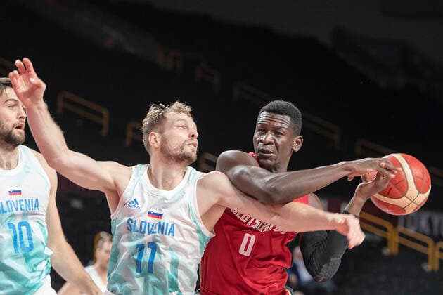Isaac BONGA (GER, r.) gegen Jaka BLAZIC (SLO), Aktion, Spielszene; Basketball Solwenien (SLO) - Deutschland (GER) 94:70, am 03.08.2021; Olympische Sommerspiele 2020, vom 23.07. - 08.08.2021 in Tokio Japan.