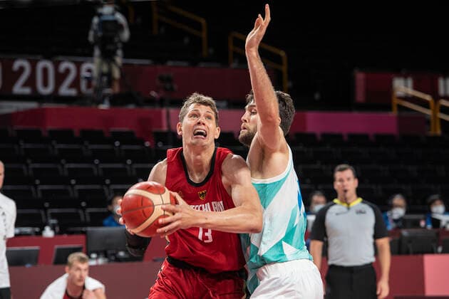 Moritz WAGNER (GER, l.) gegen Mike TOBEY (SLO), Aktion, Spielszene; Basketball Solwenien (SLO) - Deutschland (GER) 94:70, am 03.08.2021; Olympische Sommerspiele 2020, vom 23.07. - 08.08.2021 in Tokio Japan.