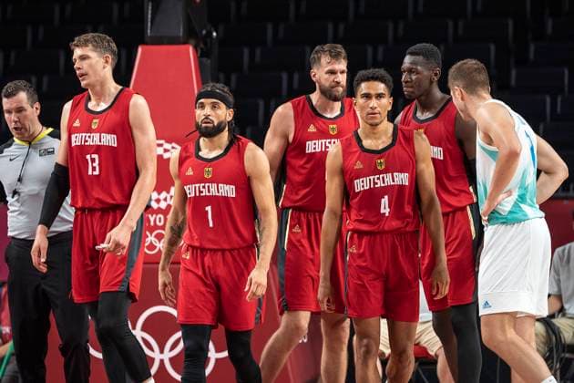 Niedergeschlagene deutsche Spieler, die gegen Slowenien eine deutliche Niederlage hinnehmen mussten (v.l.): Moritz WAGNER, Joshiko SAIBOU, Johannes THIEMANN, Maodo LO, Isaac BONGA; Basketball Solwenien (SLO) - Deutschland (GER) 94:70, am 03.08.2021; Olympische Sommerspiele 2020, vom 23.07. - 08.08.2021 in Tokio Japan.
