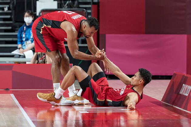 Johannes THIEMANN (GER, l.) hilft Maodo LO (GER) hoch; Basketball Solwenien (SLO) - Deutschland (GER) 94:70, am 03.08.2021; Olympische Sommerspiele 2020, vom 23.07. - 08.08.2021 in Tokio Japan.