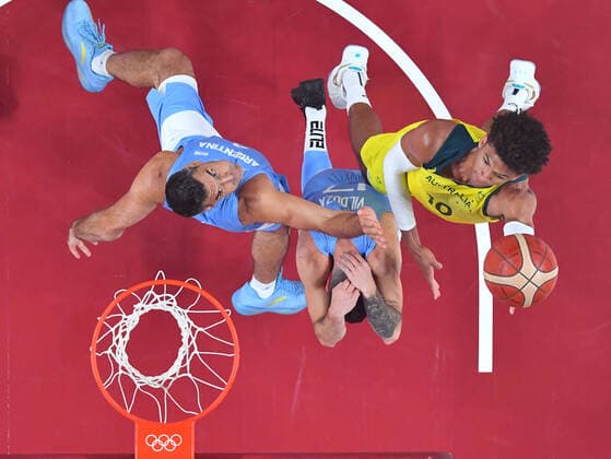 (210803) -- SAITAMA, Aug. 3, 2021 -- Luis Scola (L) of Argentina blocks Matisse Thybulle (R) of Australia during the men s basketball quarterfinal match between Australia and Argentina at Tokyo 2020 Olympic Games, Olympische Spiele, Olympia, OS in Saitama, Japan, Aug. 3, 2021. ) (TOKYO2020)XHTP-JAPAN-SAITAMA-OLY-BASKETBALL-MEN S QUARTERFINAL-AUS VS ARG MengxYongmin 