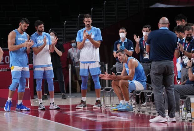 Sport Bilder des Tages (210803) -- SAITAMA, Aug. 3, 2021 -- Luis Scola of Argentina is greeted by his teammates after being substituted during the men s basketball quarterfinal match between Australia and Argentina at Tokyo 2020 Olympic Games, Olympische Spiele, Olympia, OS in Saitama, Japan, Aug. 3, 2021. ) (TOKYO2020)JAPAN-SAITAMA-OLY-BASKETBALL-MEN S QUARTERFINAL-AUS VS ARG MengxYongmin 