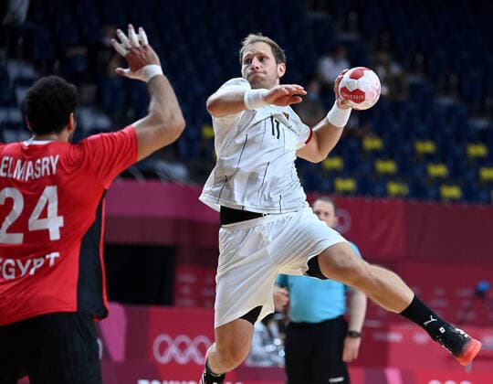 (210803) -- TOKYO, Aug. 3, 2021 -- Steffen Weinhold (R) of Germany competes against Ibrahim Elmasry of Egypt during the handball men s quarterfinal between Germany and Egypt at Tokyo 2020 Olympic Games, Olympische Spiele, Olympia, OS in Tokyo, Japan on Aug. 3, 2021. ) (TOKYO2020)JAPAN-TOKYO-OLY-HANDBALL-QUARTERFINAL-GER VS EGY GuoxChen 