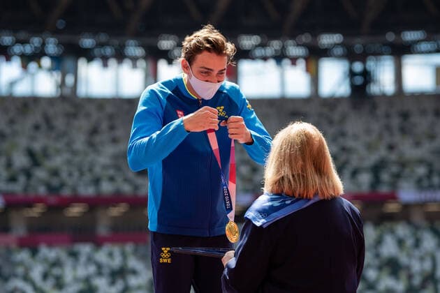 210804 Armand Duplantis of Sweden at the medal ceremony after men s pole vault final during day 12 of the Tokyo 2020 Olympic Games, Olympische Spiele, Olympia, OS on August 4, 2021 in Tokyo. Photo: Vegard Wivestad Grott BILDBYRAN kod VG VG0149 bbeng friidrott athletics friidrett olympic games olympics os ol olympiska spel olympiske leker tokyo2020 tokyo 2020 tokyo-os tokyo-ol sverige sweden OS-guld OL-gull Copyright: VEGARDxWIVESTADxGRoTT BB210804VG023