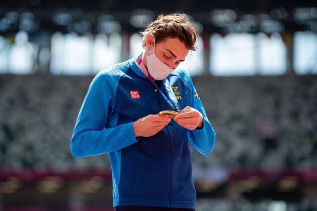 210804 Armand Duplantis of Sweden at the medal ceremony after men s pole vault final during day 12 of the Tokyo 2020 Olympic Games, Olympische Spiele, Olympia, OS on August 4, 2021 in Tokyo. Photo: Vegard Wivestad Grott BILDBYRAN kod VG VG0149 bbeng friidrott athletics friidrett olympic games olympics os ol olympiska spel olympiske leker tokyo2020 tokyo 2020 tokyo-os tokyo-ol sverige sweden OS-guld OL-gull Copyright: VEGARDxWIVESTADxGRoTT BB210804VG030