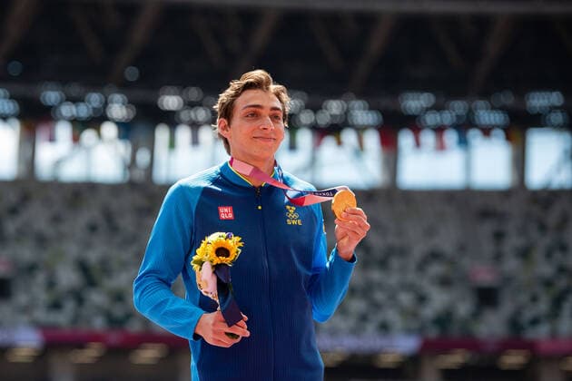 210804 Armand Duplantis of Sweden at the medal ceremony after men s pole vault final during day 12 of the Tokyo 2020 Olympic Games, Olympische Spiele, Olympia, OS on August 4, 2021 in Tokyo. Photo: Vegard Wivestad Grott BILDBYRAN kod VG VG0149 bbeng friidrott athletics friidrett olympic games olympics os ol olympiska spel olympiske leker tokyo2020 tokyo 2020 tokyo-os tokyo-ol sverige sweden OS-guld OL-gull Copyright: VEGARDxWIVESTADxGRoTT BB210804VG034