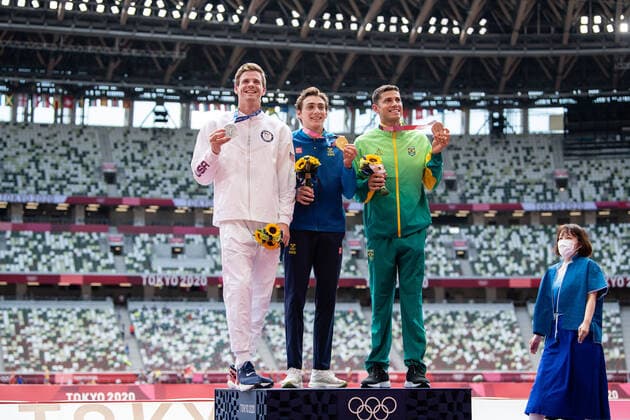 210804 Christopher Nilsen of USA , Armand Duplantis of Sweden and Thiago Braz of Brasil at the medal ceremony after men s pole vault final during day 12 of the Tokyo 2020 Olympic Games, Olympische Spiele, Olympia, OS on August 4, 2021 in Tokyo. Photo: Vegard Wivestad Grott BILDBYRAN kod VG VG0149 bbeng friidrott athletics friidrett olympic games olympics os ol olympiska spel olympiske leker tokyo2020 tokyo 2020 tokyo-os tokyo-ol sverige sweden OS-guld OL-gull Copyright: VEGARDxWIVESTADxGRoTT BB210804VG038