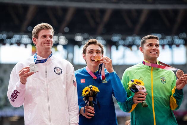 210804 Christopher Nilsen of USA , Armand Duplantis of Sweden and Thiago Braz of Brasil at the medal ceremony after men s pole vault final during day 12 of the Tokyo 2020 Olympic Games, Olympische Spiele, Olympia, OS on August 4, 2021 in Tokyo. Photo: Vegard Wivestad Grott BILDBYRAN kod VG VG0149 bbeng friidrott athletics friidrett olympic games olympics os ol olympiska spel olympiske leker tokyo2020 tokyo 2020 tokyo-os tokyo-ol sverige sweden OS-guld OL-gull Copyright: VEGARDxWIVESTADxGRoTT BB210804VG041