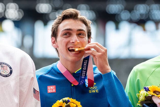 210804 Armand Duplantis of Sweden at the medal ceremony after men s pole vault final during day 12 of the Tokyo 2020 Olympic Games, Olympische Spiele, Olympia, OS on August 4, 2021 in Tokyo. Photo: Vegard Wivestad Grott BILDBYRAN kod VG VG0149 bbeng friidrott athletics friidrett olympic games olympics os ol olympiska spel olympiske leker tokyo2020 tokyo 2020 tokyo-os tokyo-ol sverige sweden OS-guld OL-gull Copyright: VEGARDxWIVESTADxGRoTT BB210804VG042