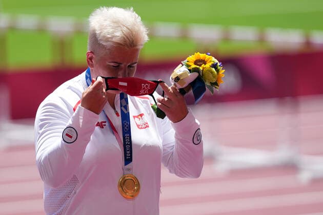 4th August 2021; Olympic Stadium, Tokyo, Japan: Tokyo 2020 Olympic summer games day 12; Womens Hammer throw winner and gold medalist Anita Wlodarczyk of Poland of Poland receives her gold medal  ActionPlus12312052 ChrisxCooper