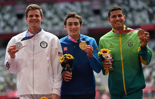 (210804) -- TOKYO, Aug. 4, 2021 -- (From L to R) Silver medalist Christopher Nilsen of the United States, gold medalist Armand Duplantis of Sweden and bronze medalist Thiago Braz of Brazil pose for a photo on the awarding ceremony of the men s pole vault at the Tokyo 2020 Olympic Games, Olympische Spiele, Olympia, OS in Tokyo, Japan, Aug. 4, 2021. ) (TOKYO2020)JAPAN-TOKYO-OLY-ATHLETICS-MEN S POLE VAULT-AWARDING CEREMONY LixYibo 