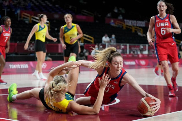 Tokio 2020 im Jahr 2021, Rückblick: Olympische Highlights OLY21 BASKETBALL WOMENS AUST USA, Breanna Stewart of the USA competes for the ball with Alanna Smith of Australia during the Women s Quarterfinal Basketball match between Australia and the USA at the Saitama Super Arena during the Tokyo Olympic Games, Olympische Spiele, Olympia, OS in Tokyo, Japan Wednesday, August 4, 2021. ( NO ARCHIVING, EDITORIAL USE ONLY, NO USE IN BOOKS WITHOUT CONSENT TOKYO JAPAN Copyright: xJOExGIDDENSx 20210804001563964173