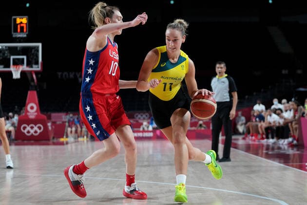 OLY21 BASKETBALL WOMENS AUST USA, Alanna Smith of Australia breaks past Breanna Stewart of the USA during the Women s Quarterfinal Basketball match between Australia and the USA at the Saitama Super Arena during the Tokyo Olympic Games, Olympische Spiele, Olympia, OS in Tokyo, Japan Wednesday, August 4, 2021. ( NO ARCHIVING, EDITORIAL USE ONLY, NO USE IN BOOKS WITHOUT CONSENT TOKYO JAPAN  Copyright: xJOExGIDDENSx 20210804001563964261