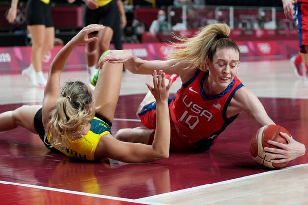 OLY21 BASKETBALL WOMENS AUST USA, Breanna Stewart of the USA competes for the ball with Alanna Smith of Australia during the Women s Quarterfinal Basketball match between Australia and the USA at the Saitama Super Arena during the Tokyo Olympic Games, Olympische Spiele, Olympia, OS in Tokyo, Japan Wednesday, August 4, 2021. ( NO ARCHIVING, EDITORIAL USE ONLY, NO USE IN BOOKS WITHOUT CONSENT TOKYO JAPAN  Copyright: xJOExGIDDENSx 20210804001563964558