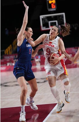 (210804) -- SAITAMA, Aug. 4, 2021 -- Li Meng (R) of China breaks through during the women s basketball quarterfinal match between China and Serbia at the Tokyo 2020 Olympic Games, Olympische Spiele, Olympia, OS in Saitama, Japan, Aug. 4, 2021. ) (TOKYO2020)JAPAN-SAITAMA-OLY-BASKETBALL-WOMEN S QUARTERFINAL-CHN VS SRB MengxYongmin 