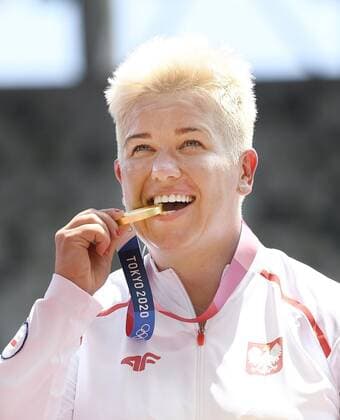 Tokyo Olympics: Athletics Anita Wlodarczyk of Poland celebrates with her gold medal for the women s hammer throw at the Tokyo Olympics on Aug. 4, 2021, at the National Stadium in Tokyo.  A14AA0000756285P
