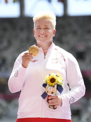 Tokyo Olympics: Athletics Anita Wlodarczyk of Poland celebrates with her gold medal for the women s hammer throw at the Tokyo Olympics on Aug. 4, 2021, at the National Stadium in Tokyo.  A14AA0000756286P