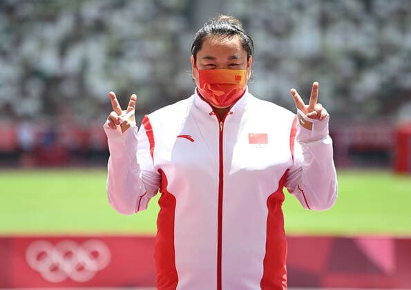 (210804) -- TOKYO, Aug. 4, 2021 -- Silver medalist Wang Zheng of China reacts on the awarding ceremony of the women s hammer throw at the Tokyo 2020 Olympic Games, Olympische Spiele, Olympia, OS in Tokyo, Japan, Aug. 4, 2021. ) (TOKYO2020)JAPAN-TOKYO-OLY-ATHLETICS-WOMEN S HAMMER THROW-AWARDING CEREMONY LixYibo 