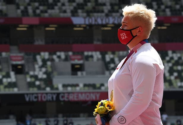 (210804) -- TOKYO, Aug. 4, 2021 -- Gold medalist Anita Wlodarczyk of Poland reacts on the awarding ceremony of the women s hammer throw at the Tokyo 2020 Olympic Games, Olympische Spiele, Olympia, OS in Tokyo, Japan, Aug. 4, 2021. ) (TOKYO2020)JAPAN-TOKYO-OLY-ATHLETICS-WOMEN S HAMMER THROW-AWARDING CEREMONY LixYibo 