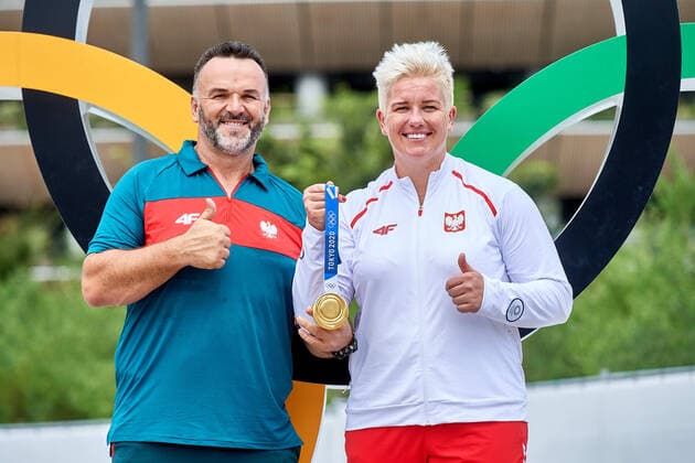 04.08.2021 TOKIO JAPONIA , STADION OLIMPIJSKI , XXXII IGRZYSKA OLIMPIJSKIE TOKIO 2020 Olympic Games, Olympische Spiele, Olympia, OS TOKYO 2020 ) LEKKOATLETYKA RZUT MLOTEM NZ. ANITA WLODARCZYK Z MEDALEM OLIMPIJSKIM I IVICA JAKELIC FOTO RADOSLAW JOZWIAK CYFRASPORT NEWSPIX.PL --- Newspix.pl  CRJ_1074