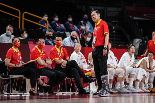 (210804) -- SAITAMA, Aug. 4, 2021 -- Xu Limin (front), head coach of China, reacts during the women s basketball quarterfinal match between China and Serbia at the Tokyo 2020 Olympic Games, Olympische Spiele, Olympia, OS in Saitama, Japan, Aug. 4, 2021. ) (TOKYO2020)JAPAN-SAITAMA-OLY-BASKETBALL-WOMEN S QUARTERFINAL-CHN VS SRB PanxYulong 