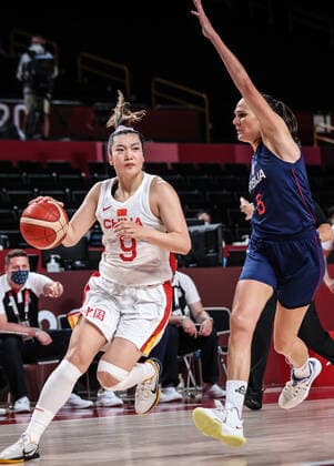 (210804) -- SAITAMA, Aug. 4, 2021 -- Li Meng (L) of China breaks through during the women s basketball quarterfinal match between China and Serbia at the Tokyo 2020 Olympic Games, Olympische Spiele, Olympia, OS in Saitama, Japan, Aug. 4, 2021. ) (TOKYO2020)JAPAN-SAITAMA-OLY-BASKETBALL-WOMEN S QUARTERFINAL-CHN VS SRB PanxYulong 
